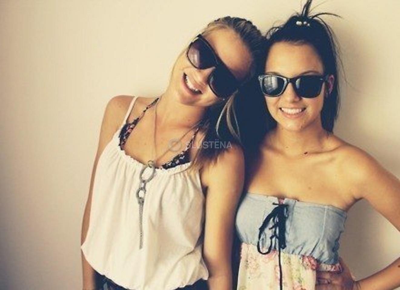 18 летняя подружка. Красивые подруги. Две подруги в очках. Подружки в очках. Подруги в солнечных очках.